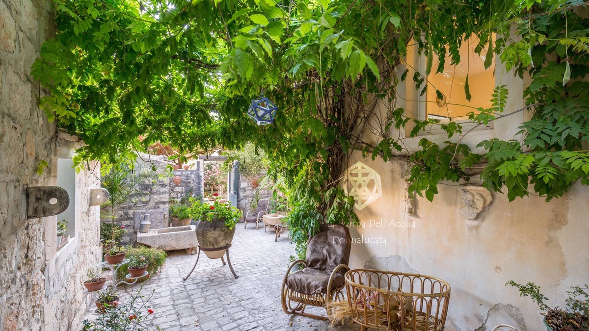 Donnalucata Villa | Villa for 12/14 people garden, pool, bbq, 100 meters from the sea, A/C, wi-fi