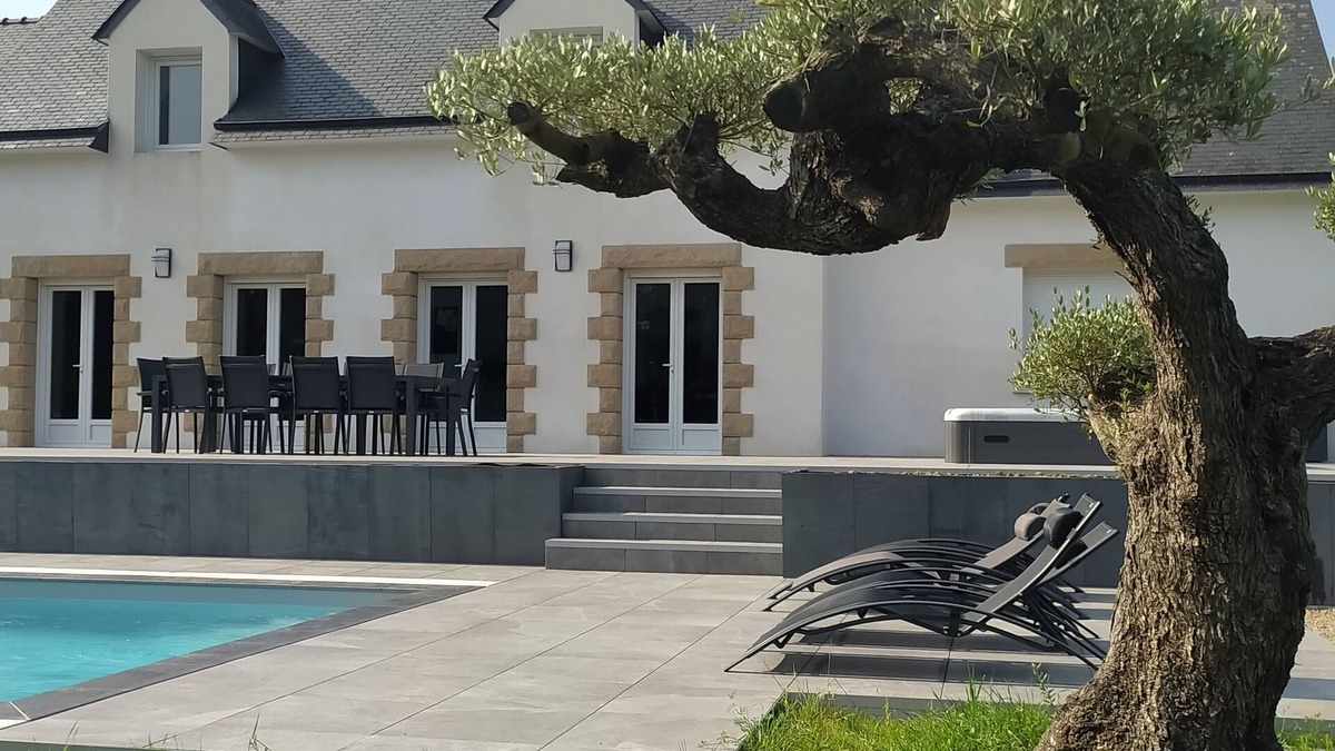 Kerherou Villa | Villa for 8 people with swimming pool and jacuzzi in a quiet seaside location