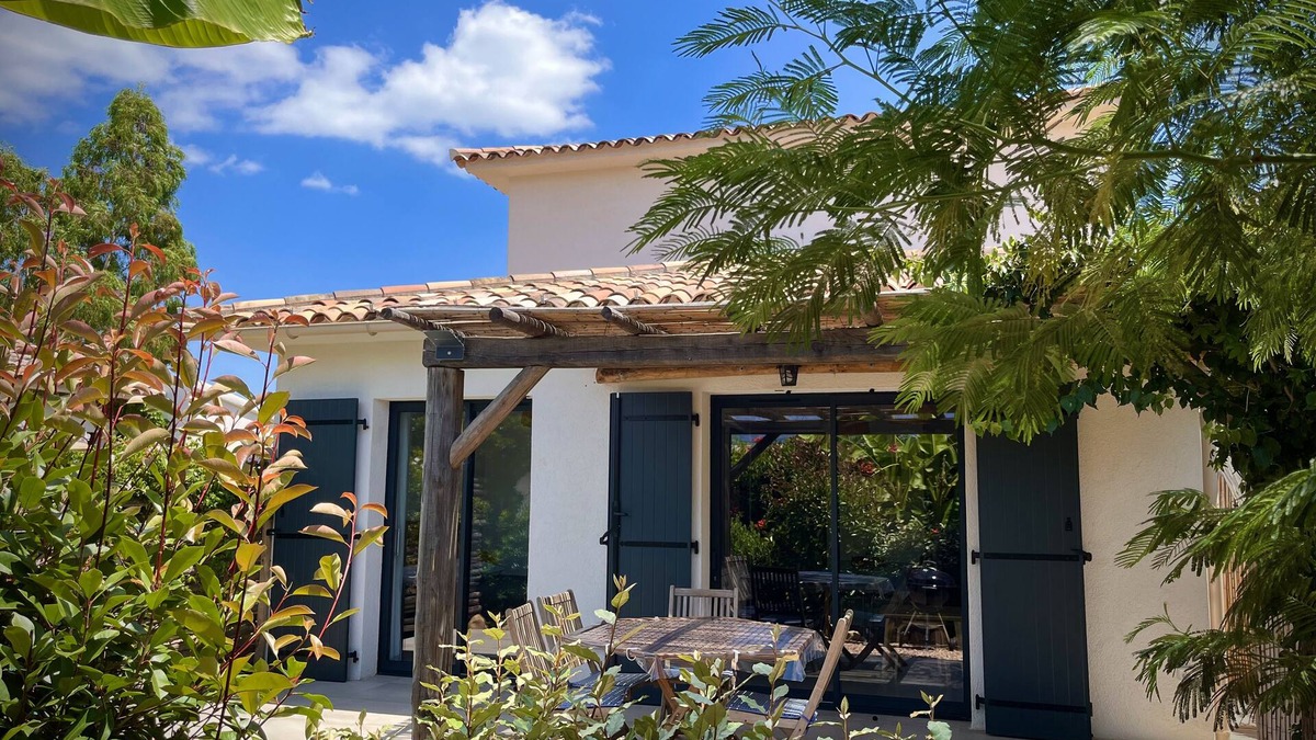 Lecci House | Villa Forana🏡Warm welcome 🧡 heated pool 🌞beach 5' away 🏖️