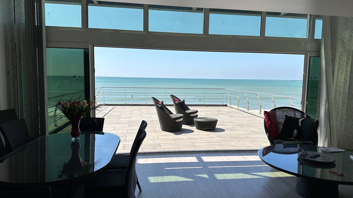 Saint-Gilles-Croix-de-Vie House | VILLA 180m2 -feet in the water -Terrace 60m2 on the sea-4bedrooms -Garage-Clim