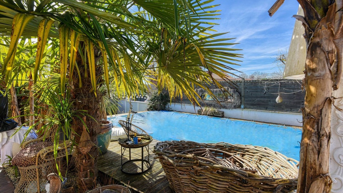 Saint-Pantaleon-de-Larche Apartment | Villa Chat L'Heureux - appartement climatisé - piscine privée