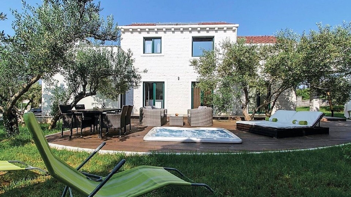 Lumbarda House | Villa FraMar: Where Olive Trees Meet the Mediterranean