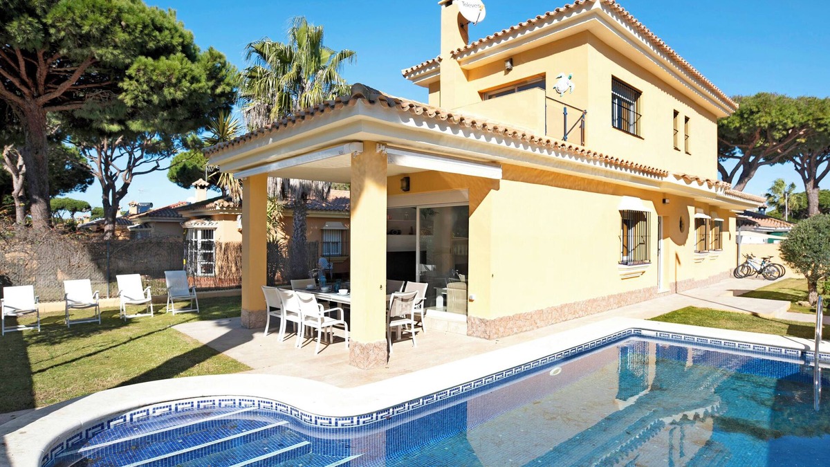 Poblado Sancti Petri Villa | Villa "Germany" with Private Pool, Terrace & Wi-Fi