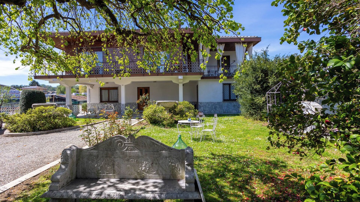Arona Villa | Villa Gabri 1 surrounded by greenery for families within walking distance of the lake and the center