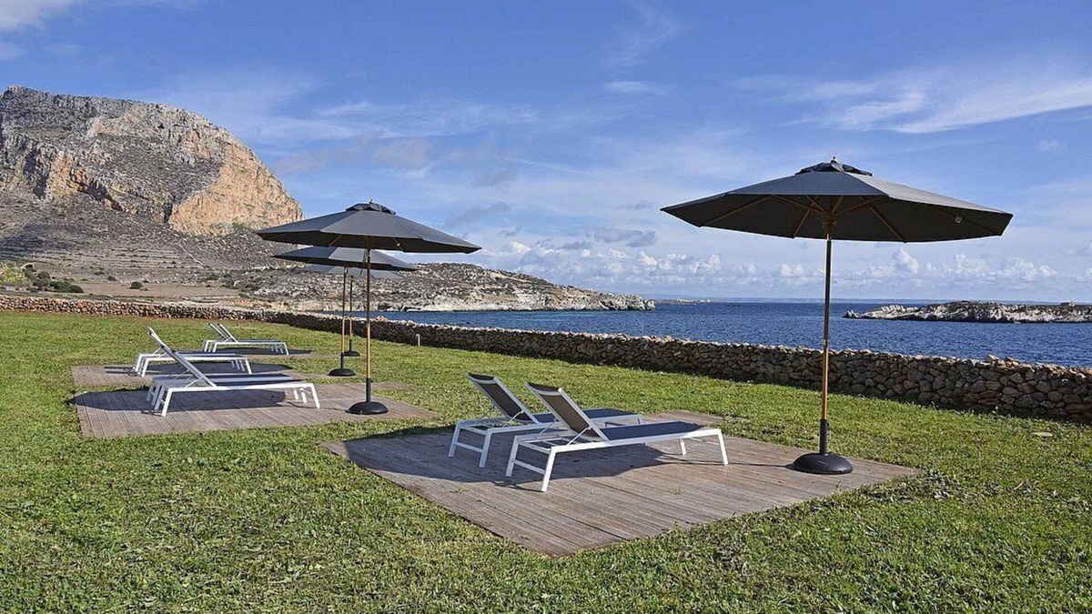 Favignana Villa | Villa Galazia: A bright and sunny two-story villa located in Favignana, in the wonderful archipelago of the Egadi Islands, with Free WI-FI.