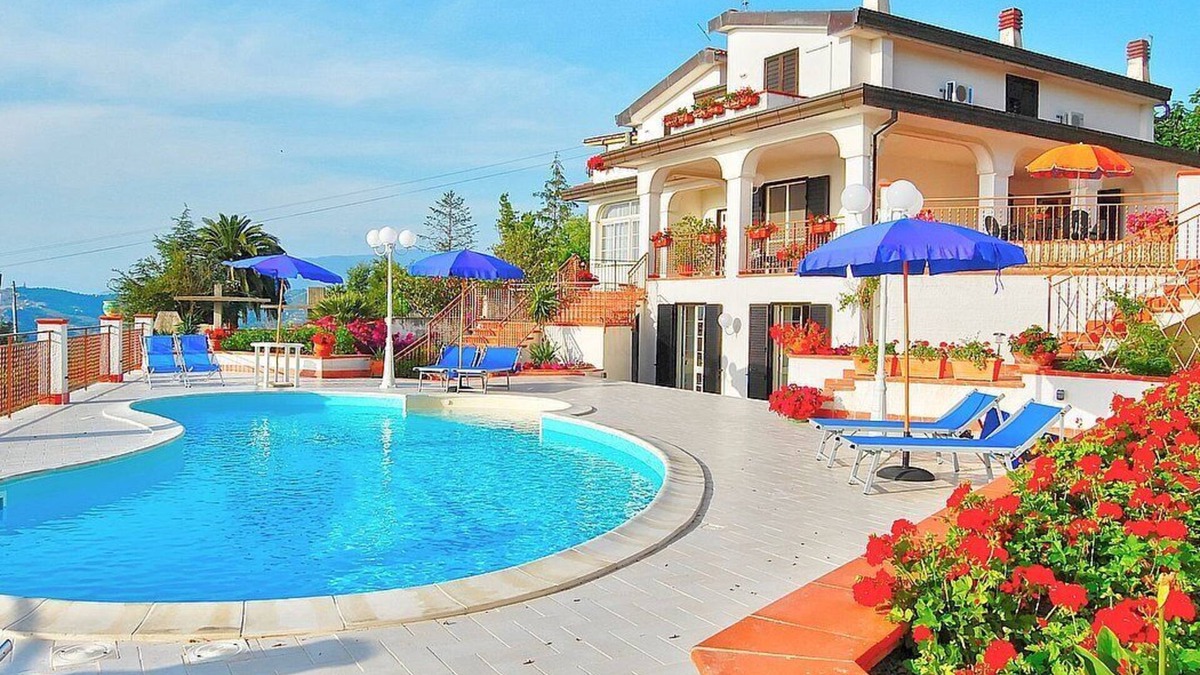 Agropoli Villa | Villa Gioconda: A charming three-story villa located on a hillside, facing the sea, with Free WI-FI.
