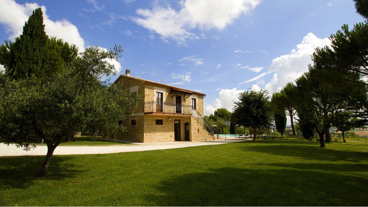 Cingoli Villa | Villa Gioia, surrounded by ulive trees