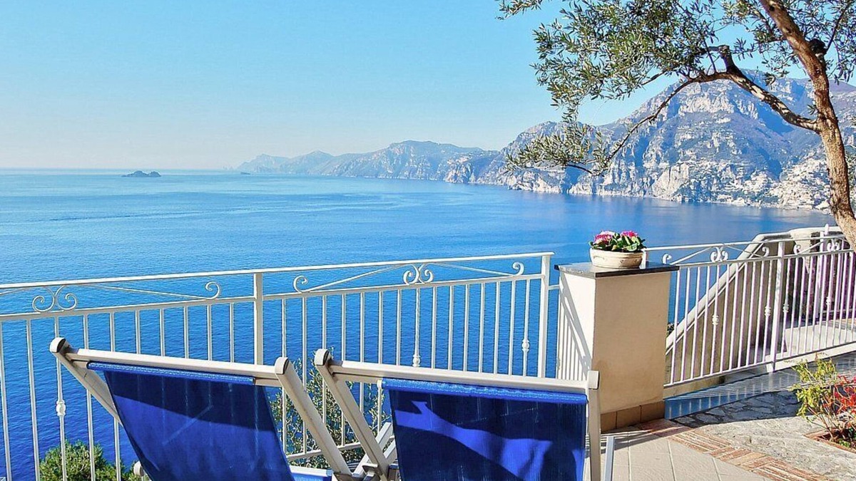 Praiano House | Villa Gisella A: A bright apartment which faces the sun and the sea, with Free WI-FI.