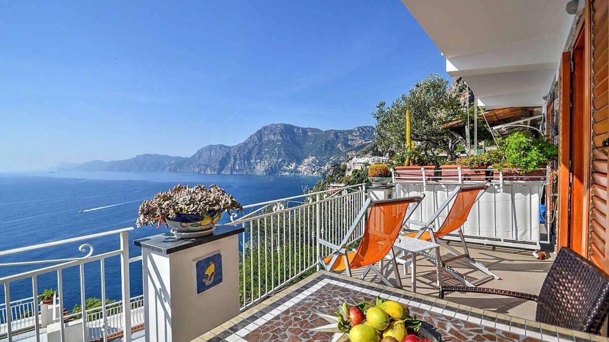 Praiano House | Villa Gisella B: A bright apartment which faces the sun and the sea, with Free WI-FI.