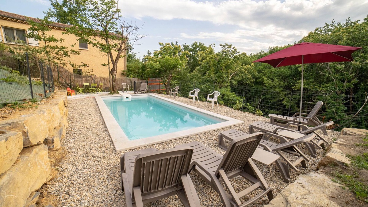 Vesseaux Villa | Villa 'Gite Les Bouches Rouges' with Mountain View, Wi-Fi and Air Conditioning