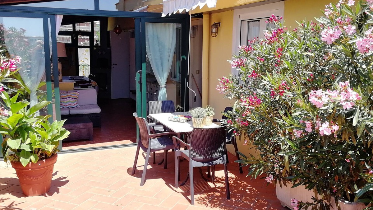 Formia Apartment | Villa Giulia: Attico con Terrazzo in Villa Signorile a due Passi dal Mare.,