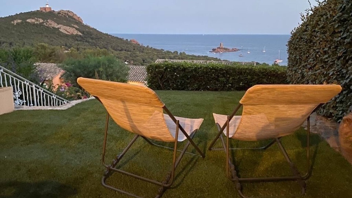 Le Dramont Villa | Villa, golden island view, a stone's throw from the beach. Breathtaking view!