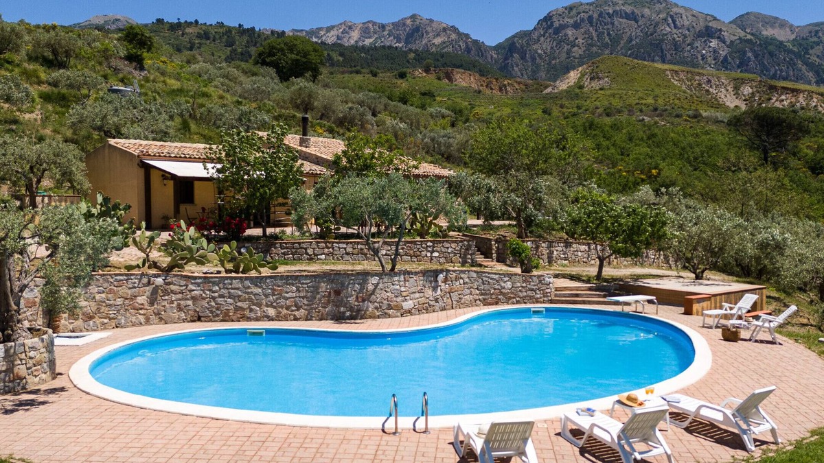 Polizzi Generosa Villa | Villa Granci con Piscina by Wonderful Italy