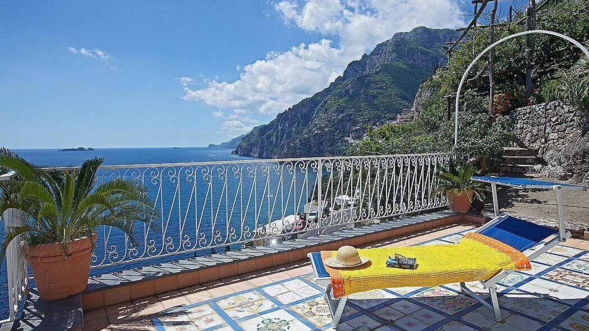 Arienzo Villa | Villa Greta: A characteristic cottage which faces the sun and the sea, with Free WI-FI.