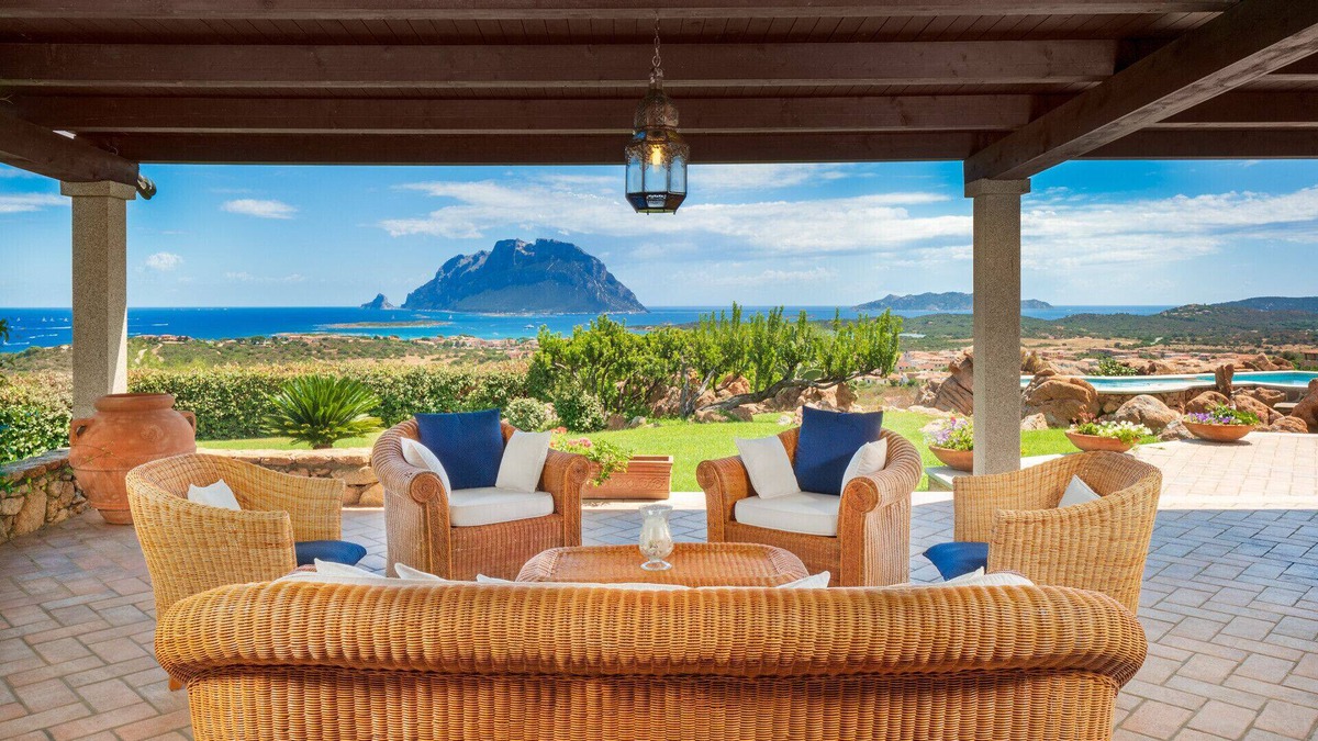 Porto San Paolo Villa | Villa Halliv - infinity pool overlooking Tavolara bay