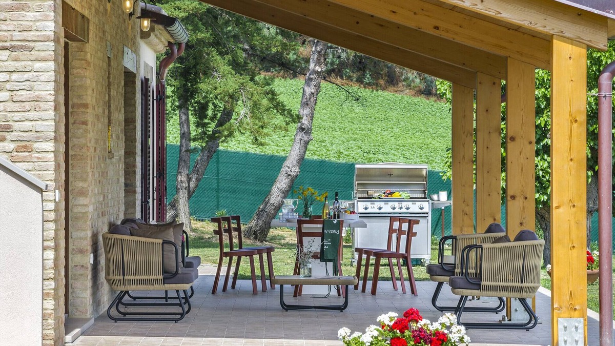 Orciano di Pesaro Villa | Villa I Gelsi 8 Marcheholiday, with infinity pool and hydromassage corner