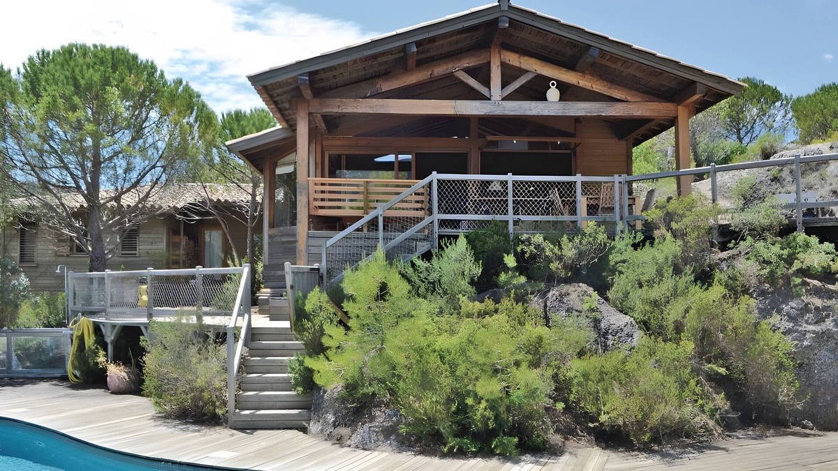 Moureze Villa | Villa 'In an Exceptional Location' with Mountain View, Wi-Fi and Air Conditioning