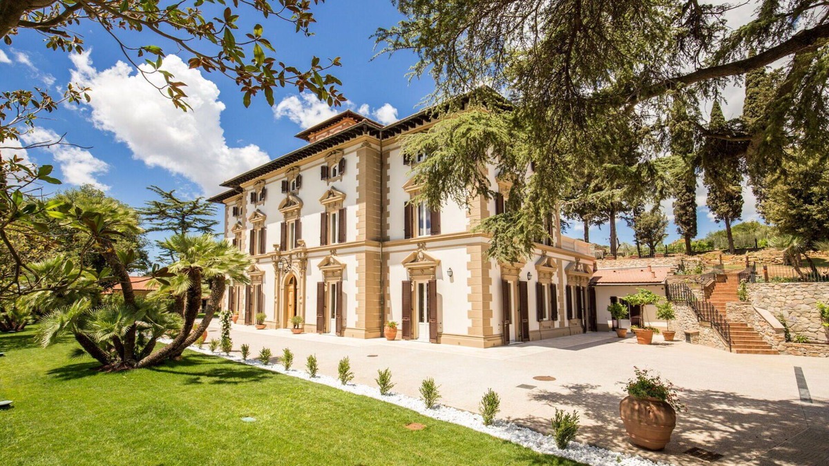 Campiglia Marittima Villa | Villa in Campiglia Marittima with 8 bedrooms sleeps 20