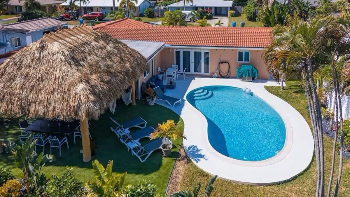 Central Corals Villa | Villa in Fort Lauderdale Waterfront Heated Salt Pool Tiki Free EV charging Kayak