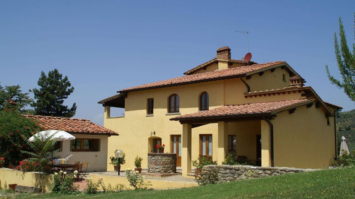 Castelfranco di Sopra Apartment | Villa in Tuscany with Pool near Beach