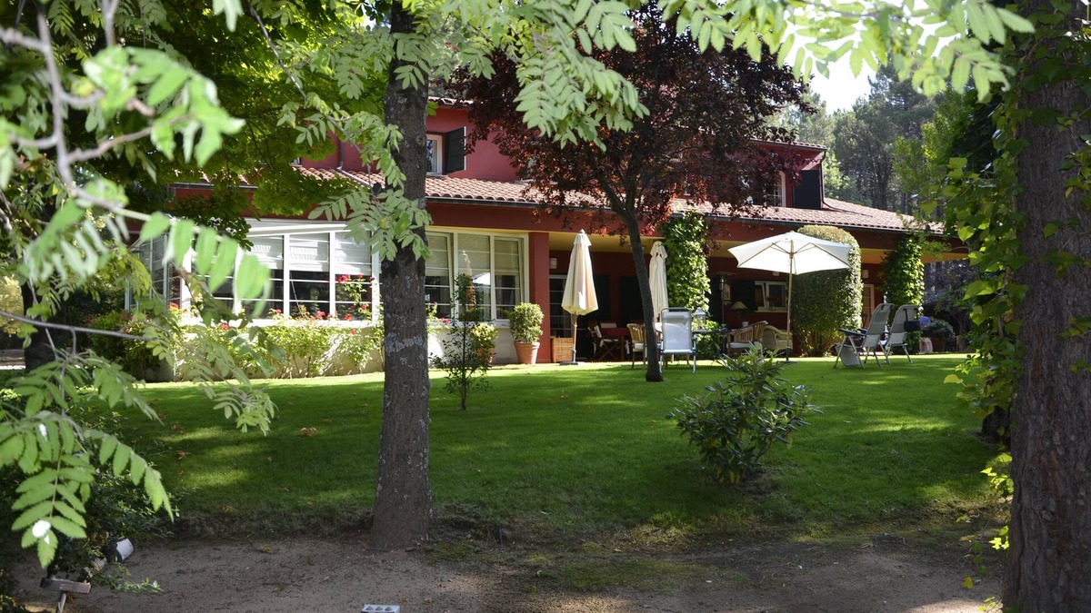 Las Navas Del Marques Villa | Villa in luxury community with tennis and pool in beautiful forest near Madrid