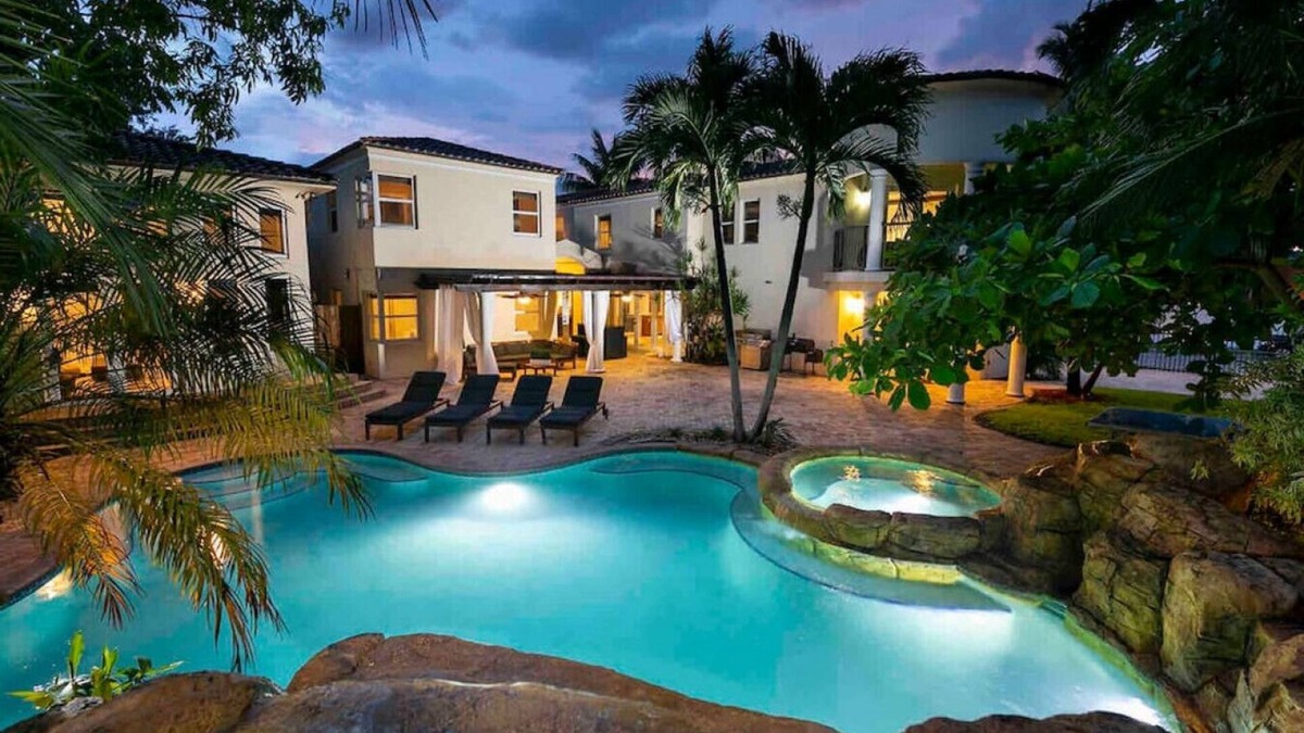 Seybold Villa | Villa in Miami, Movie theater, Pool, & Jacuzzi !