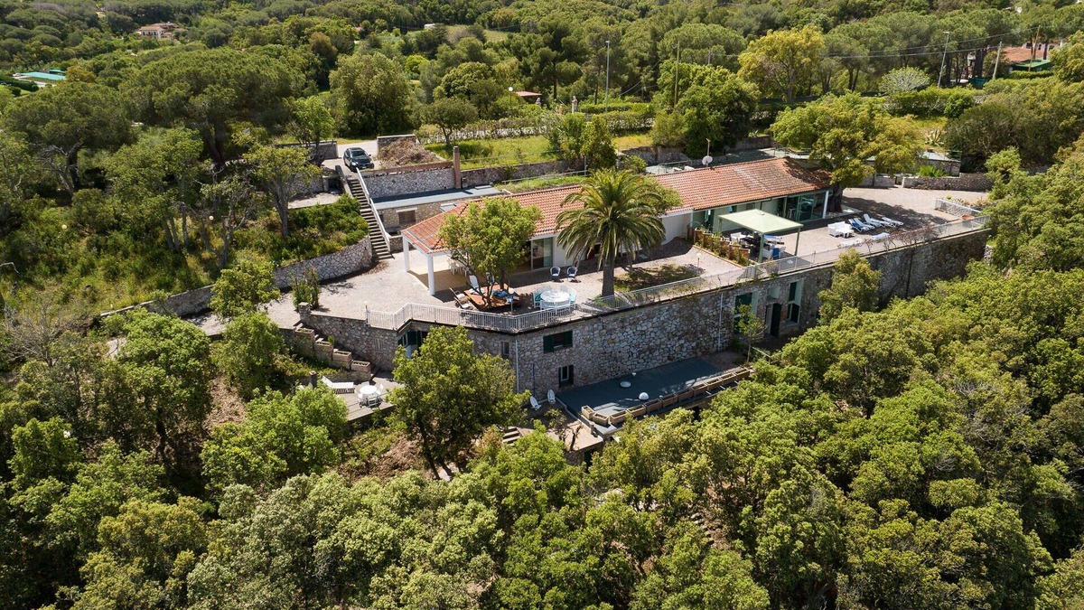 Capoliveri Villa | Villa in Naregno with 9 bedrooms sleeps 9