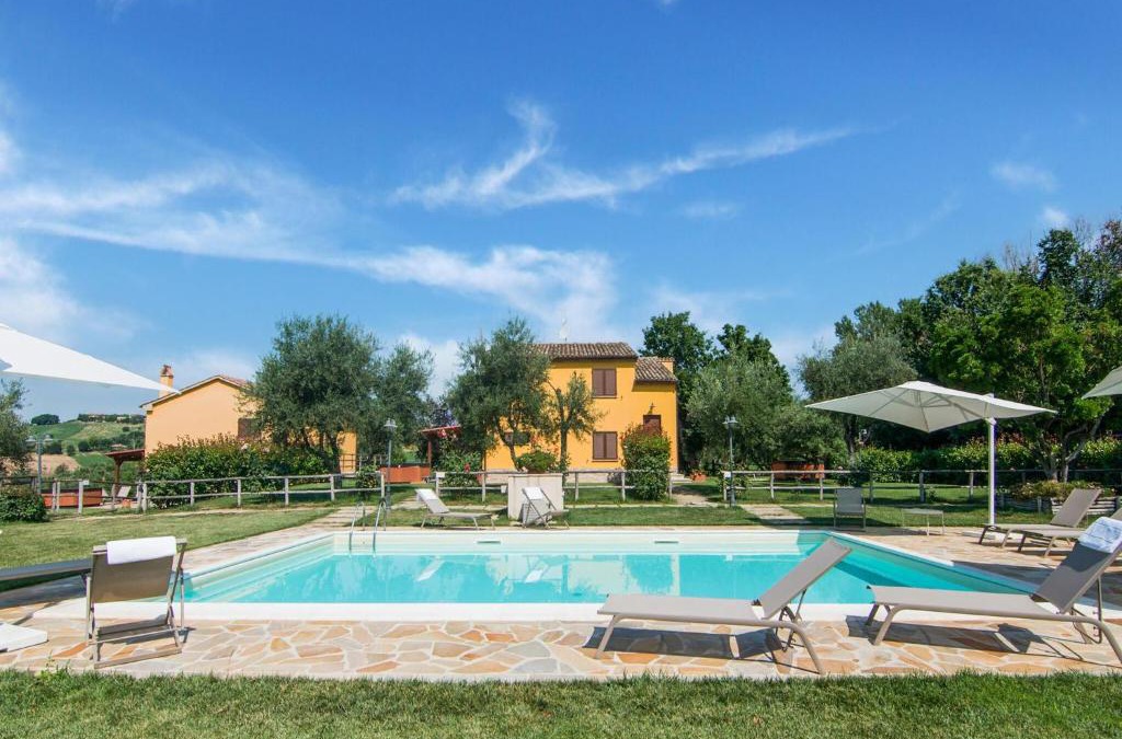 Ostra Vetere House | Villa in Ostra Vetere with Pool and Jacuzzis