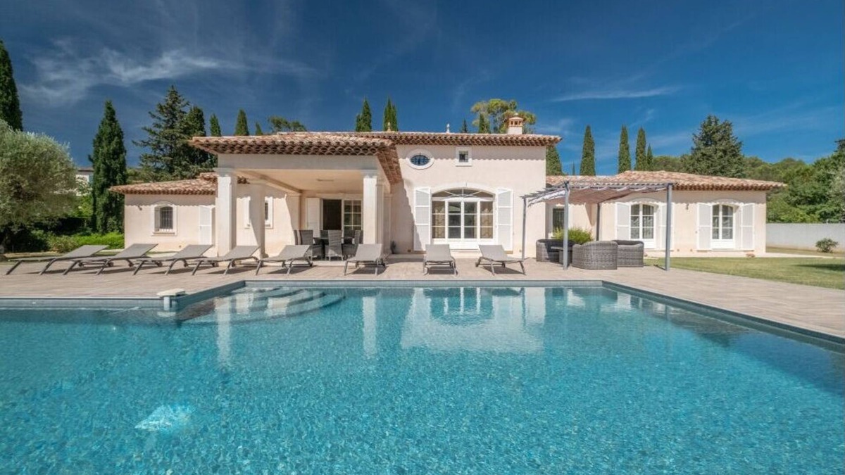 Puget-sur-Argens Villa | Villa in private, secure grounds