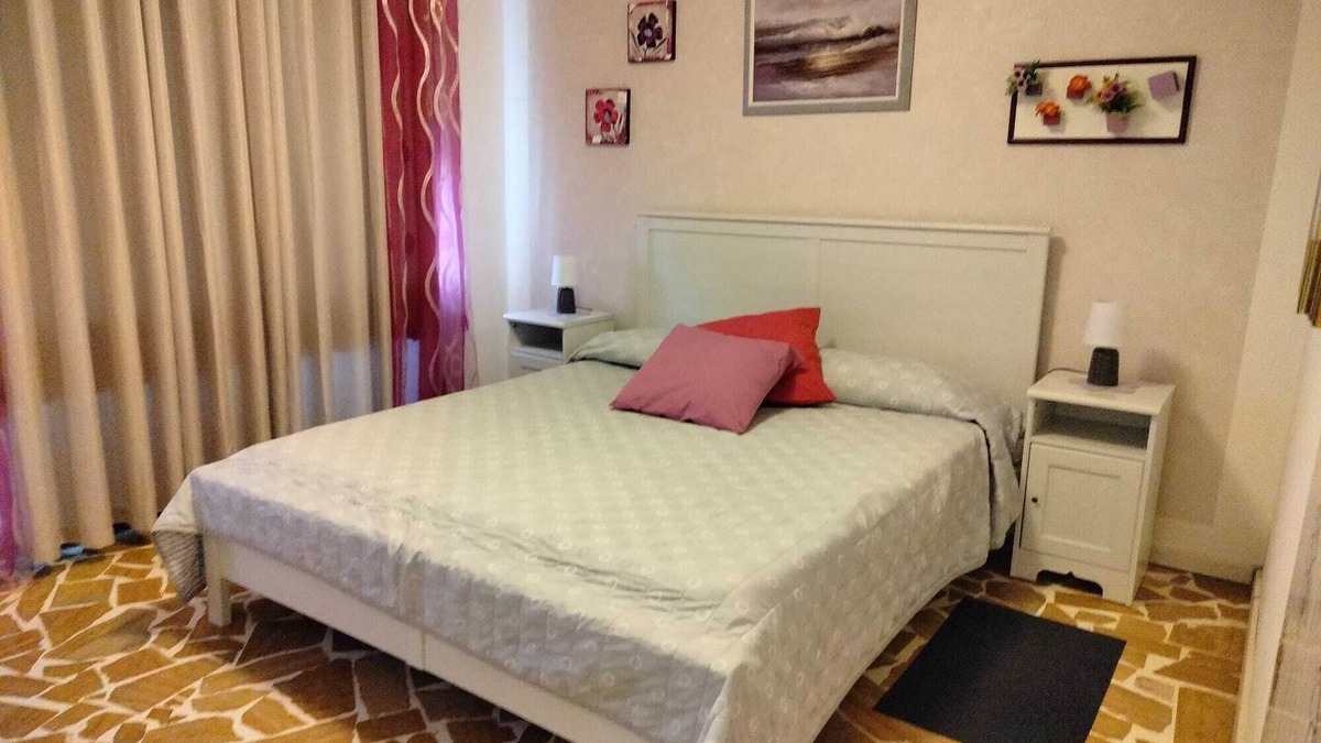 San Benedetto di Lugana Villa | Villa in quiet area, 2 communicating bedrooms, 1 bathroom, only 80mt from the lake