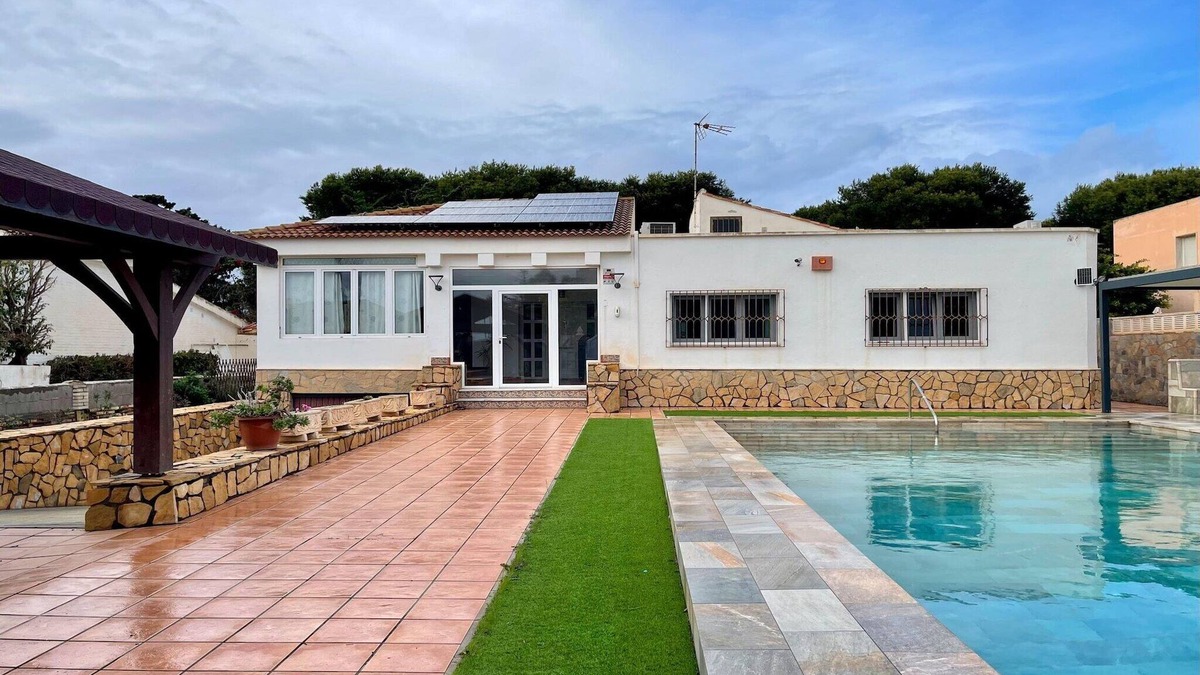 Roquetas de Mar Villa | Villa in Roquetas near Beach & Pool