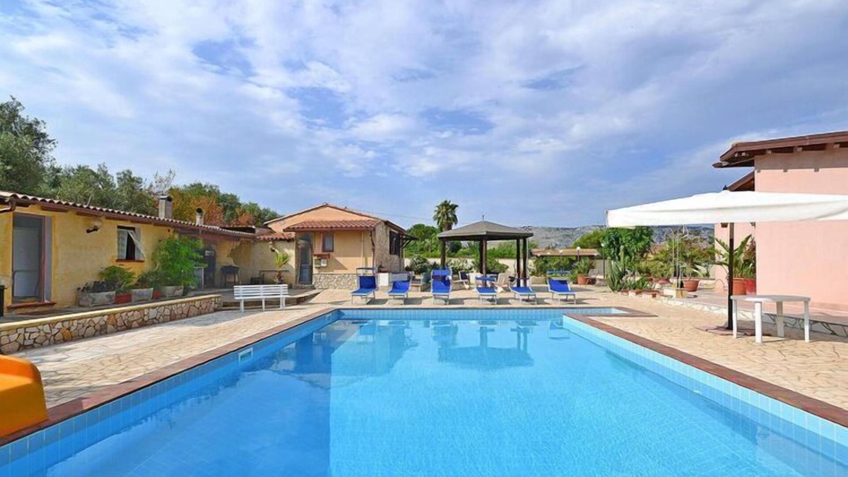 Solarino House | Villa in Sicily with Private Pool & Garden