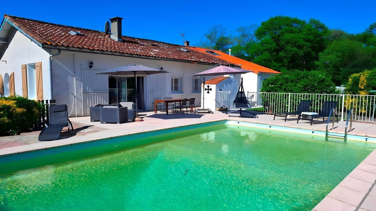 Saint-Denis House | Villa in St Denis with Private Pool