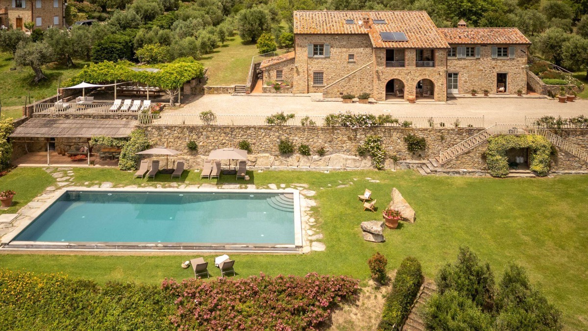 Tuoro sul Trasimeno Villa | Villa in Tuoro Sul Trasimeno with 6 bedrooms sleeps 12
