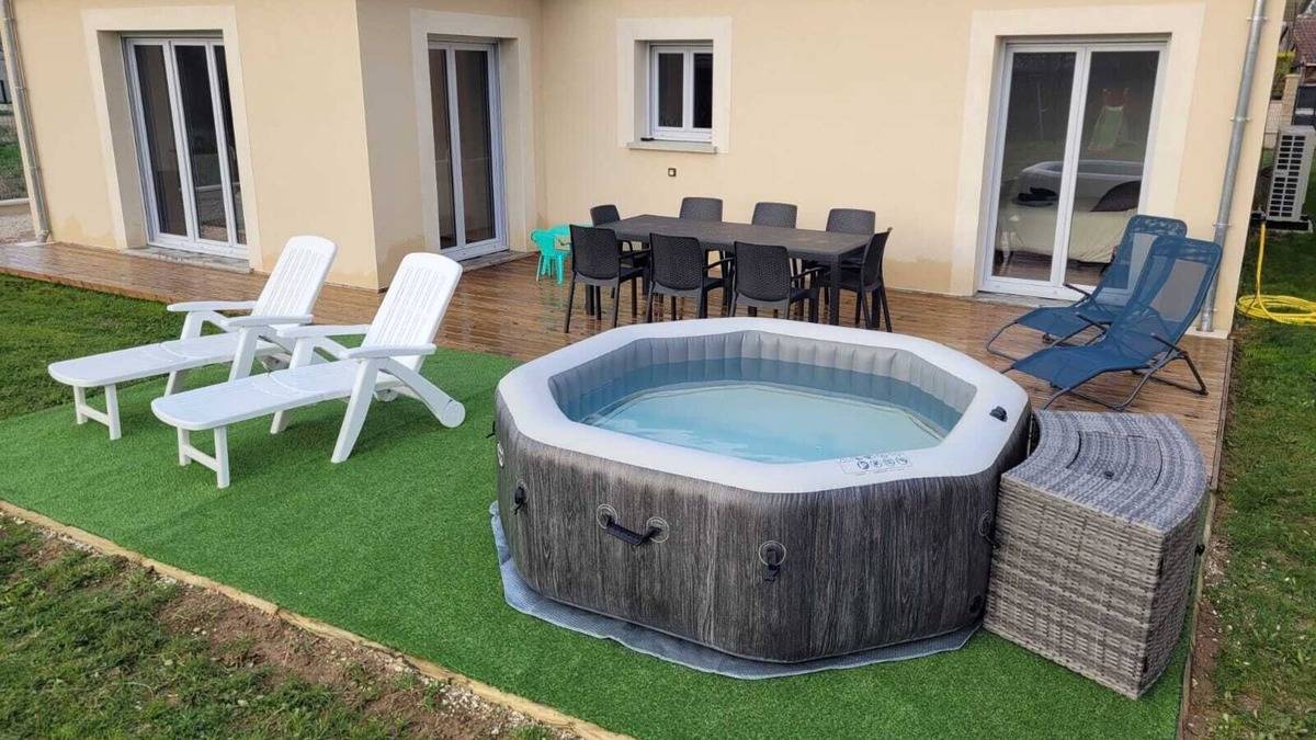 Serbonnes Villa | Villa in the countryside, 1 h from Paris, beautiful walks along the Yonne.