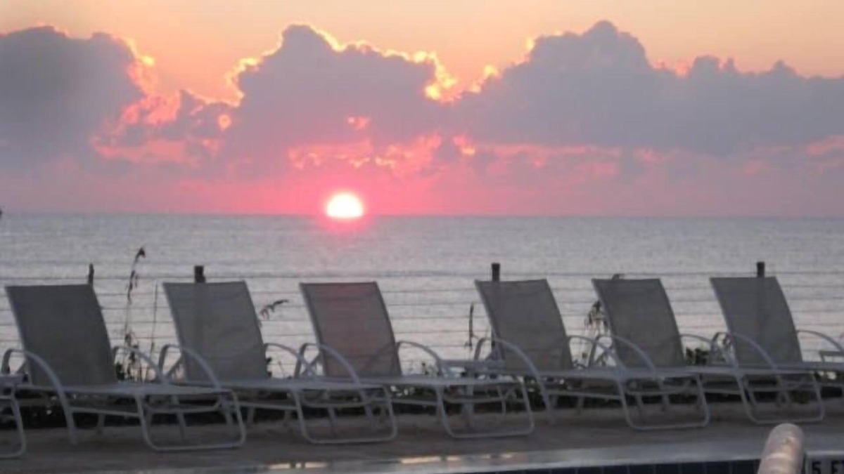 Wabasso Beach Villa | Villa in Tropical Paradise, Sandy Beach, Pool, Tennis & Beach Club in Vero Beach