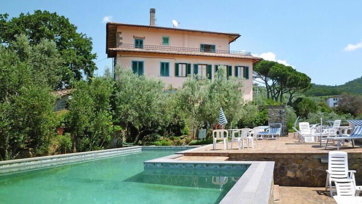 Giugnano Apartment | Villa in Tuscany with Vineyard Views