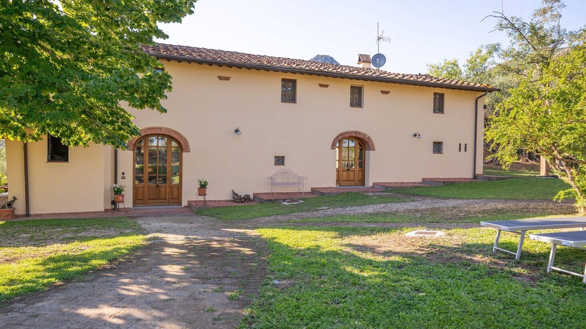 Calcinaia House | Villa in Tuscany with Pool and Olive Grove