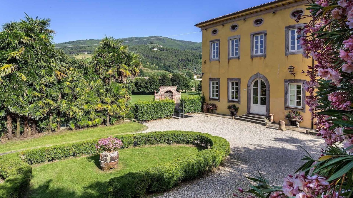Vorno Villa | Villa in Vorno with 12 bedrooms sleeps 24