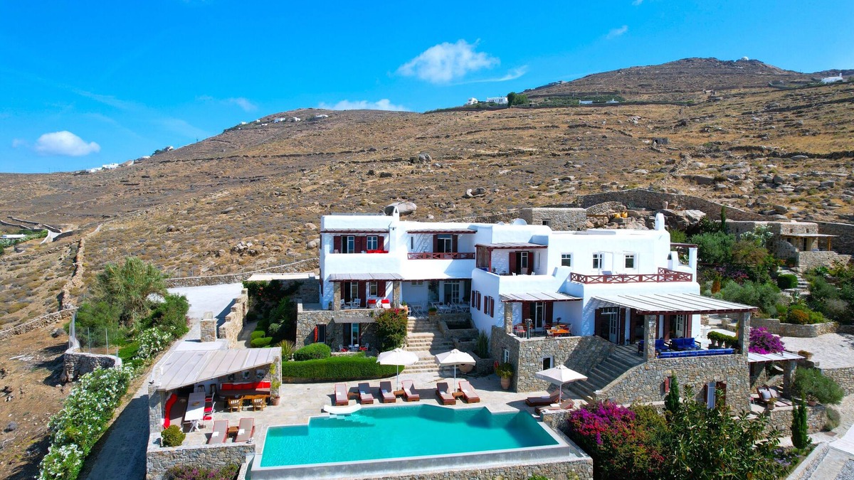 Kalafatis Villa | VILLA ISOLA PARADISO, 9700 FT² OF LUXURY OVERLOOKING THE SEA