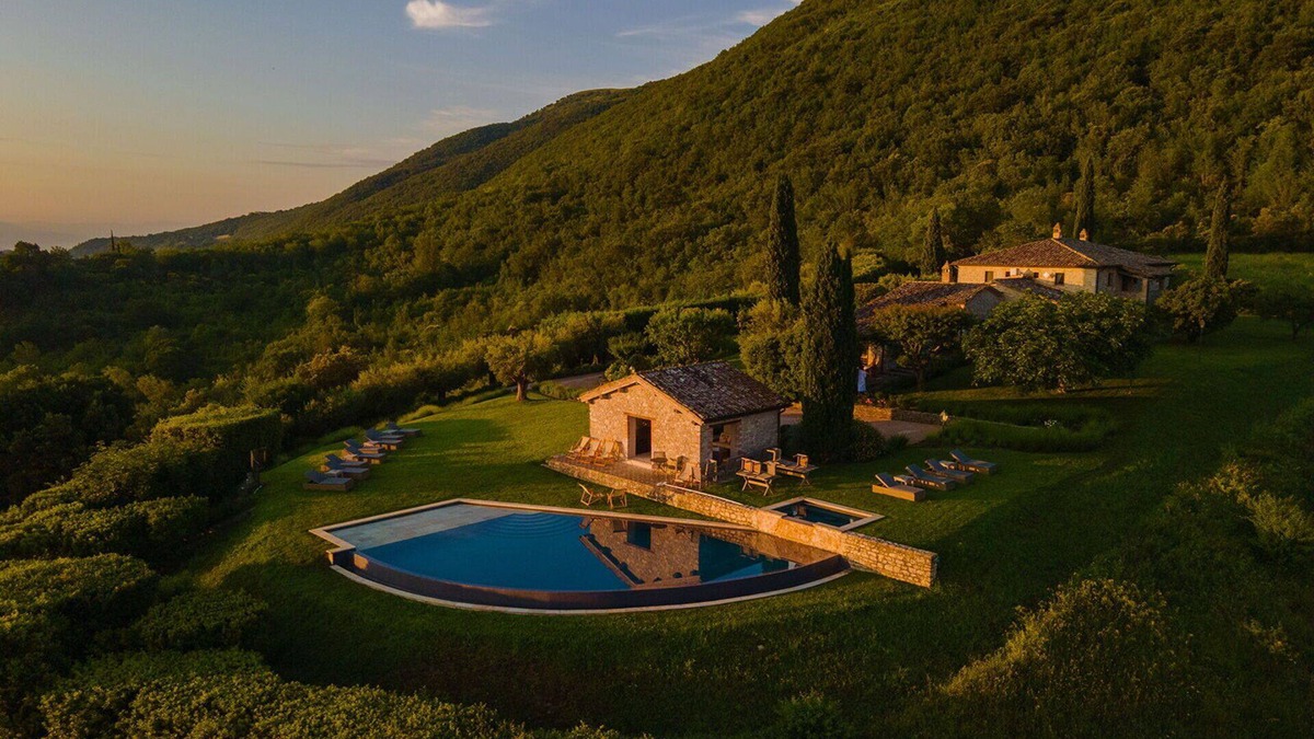 Montelovesco Villa | Villa in San Giovanni Del Pantano with 8 bedrooms sleeps 16