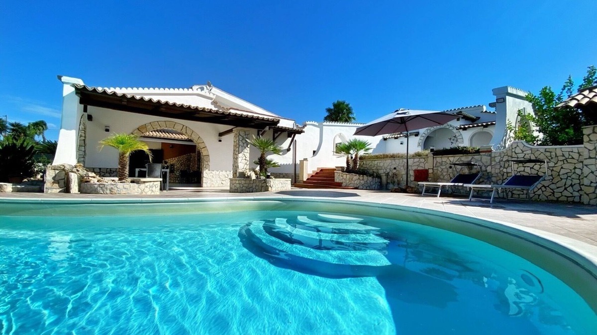 Fontane Bianche Villa | Villa Francesca with Pool, Wi-Fi, Terrace & Garden