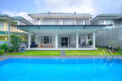 Cipanas Villa | Villa Ixora Resort