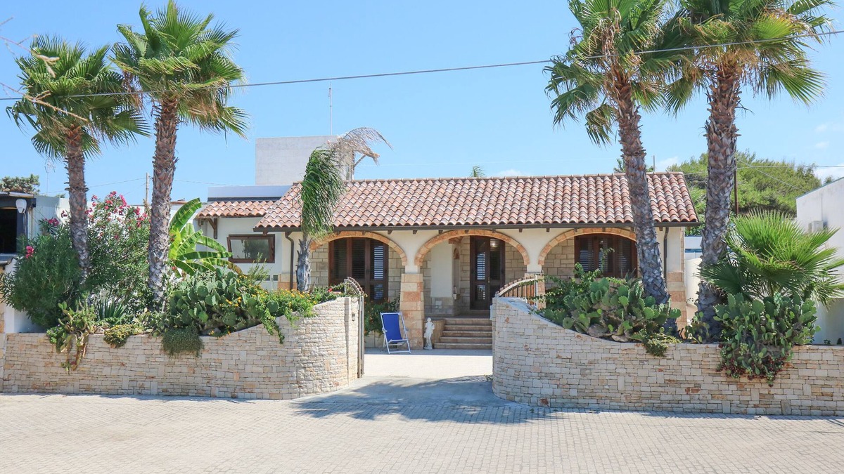 Posto Rosso Villa | VILLA JINETTE facing the sea