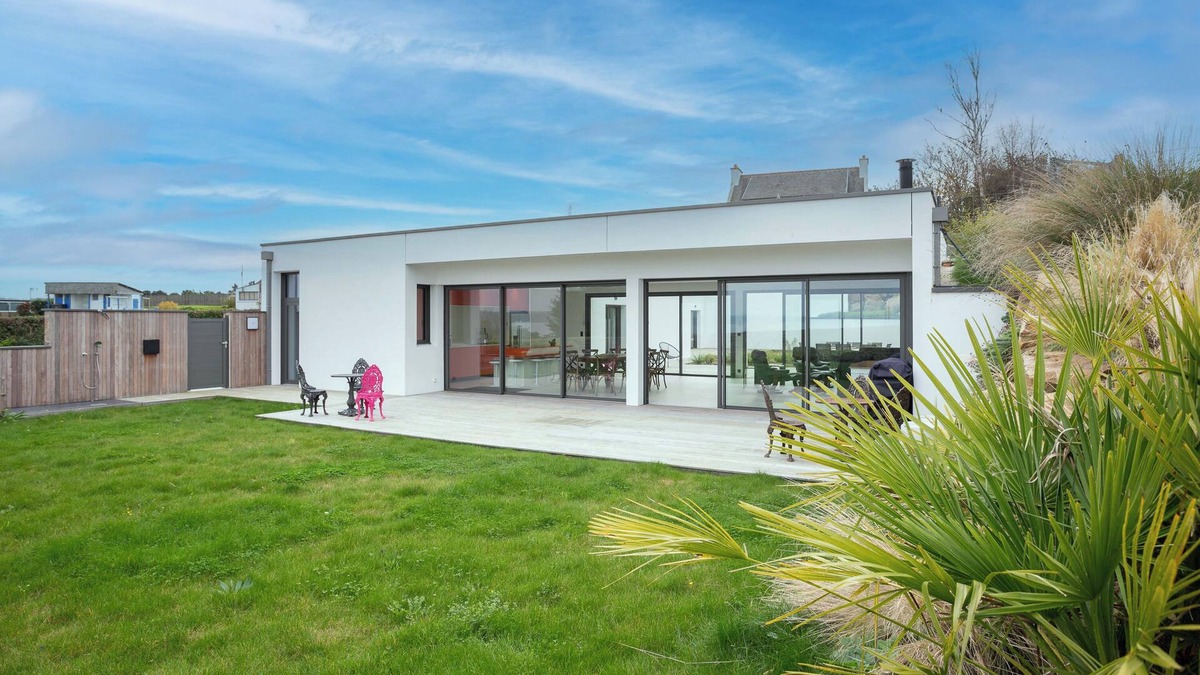 Locquirec Villa | Villa 'Ker Marie' with Sea View, Private Terrace and Wi-Fi