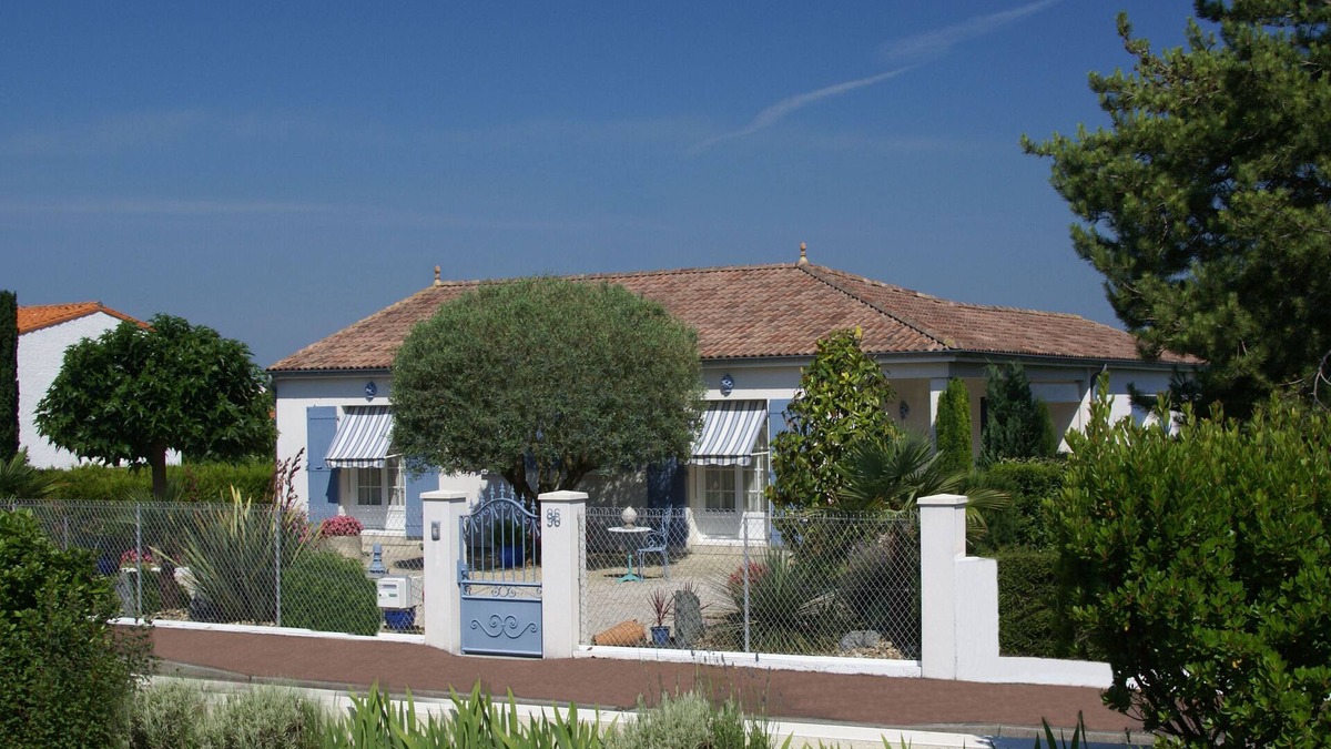 Vaux-sur-Mer Apartment | Villa l'Olivier apartment, quiet, 10-minute walk from the beach.