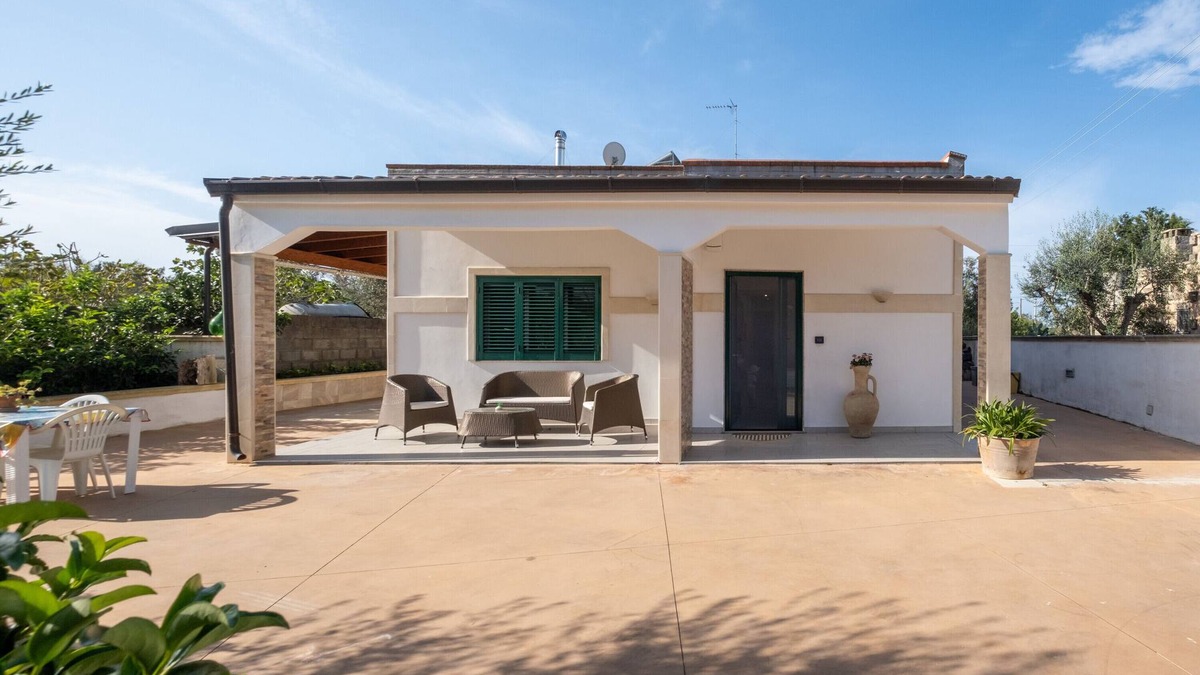 Galatone Villa | Villa 'La Collina' with Private Terrace, Wi-Fi and Air Conditioning