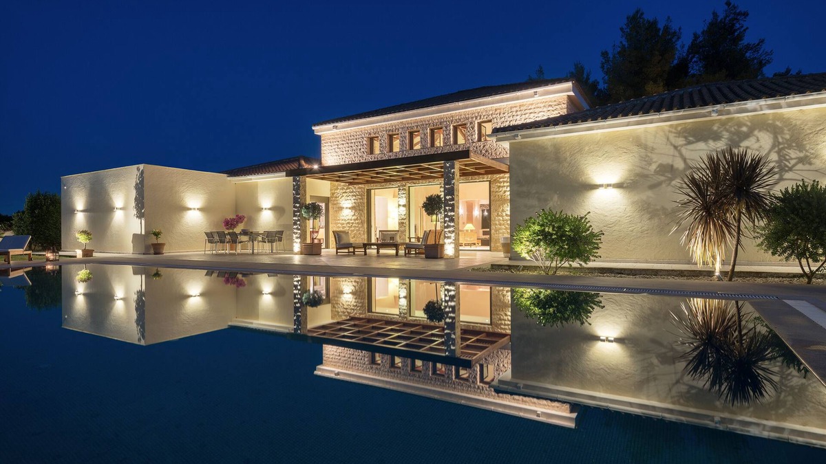 Laganas Villa | Villa la Curva is a modernly designed, 370m home, near the beach of Laganas.