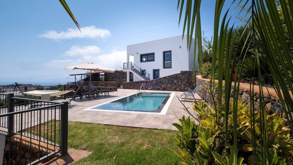 Los Llanos Villa | Villa La Graja by Huskalia | private pool