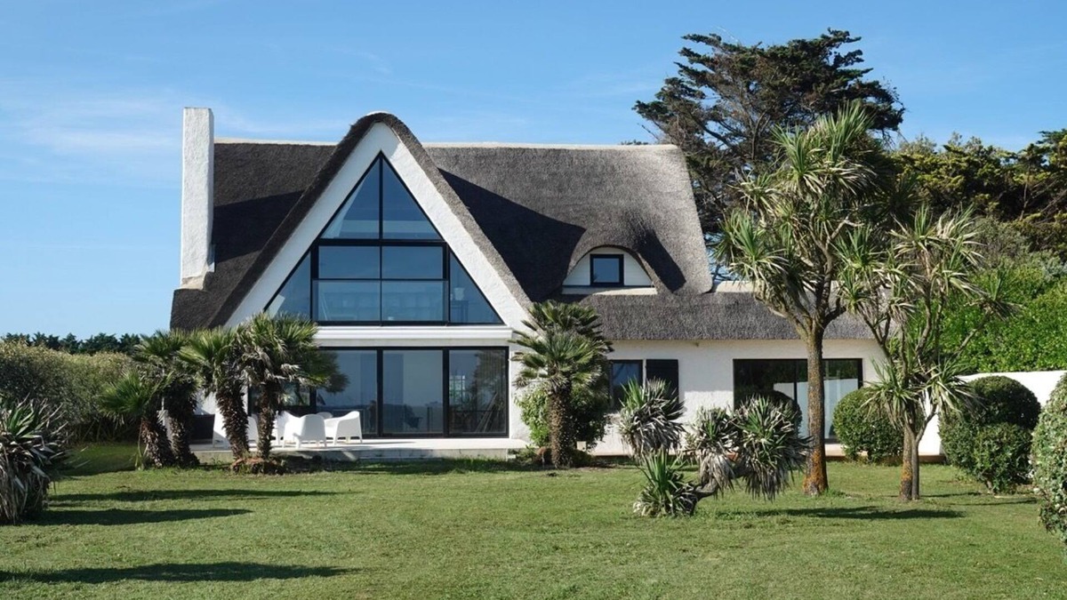 Batz-sur-Mer Villa | Villa "La Loubine" contemporary thatched cottage facing the sea